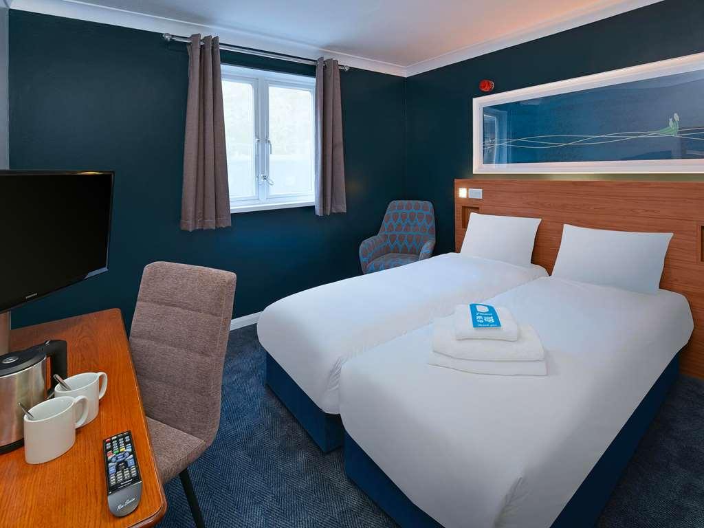 Travelodge Cardiff Whitchurch Room photo
